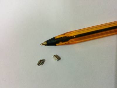 comparaison du bouton et de la pointe d'un stylo à bille